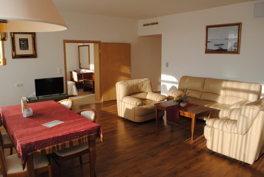 Hotel Claudius Szombathely Bagian luar foto
